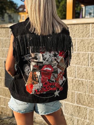 💥💣💥 Tady to fakt bouchlo – časovaná bomba stylu právě vybouchla! Z obyčejné černé vesty jsme vytvořily kousek, který...