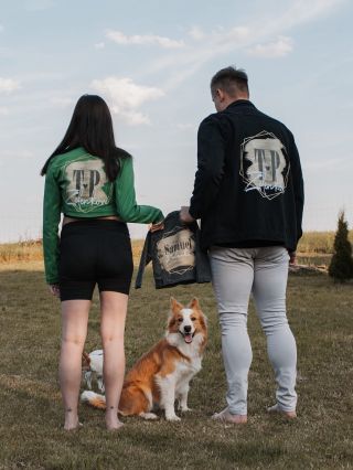 Denimka pro celou rodinu 💚. Začalo to tvorbou matching bundiček pro novomanželé Zelenkovic 💍, kteří se zanedlouho...